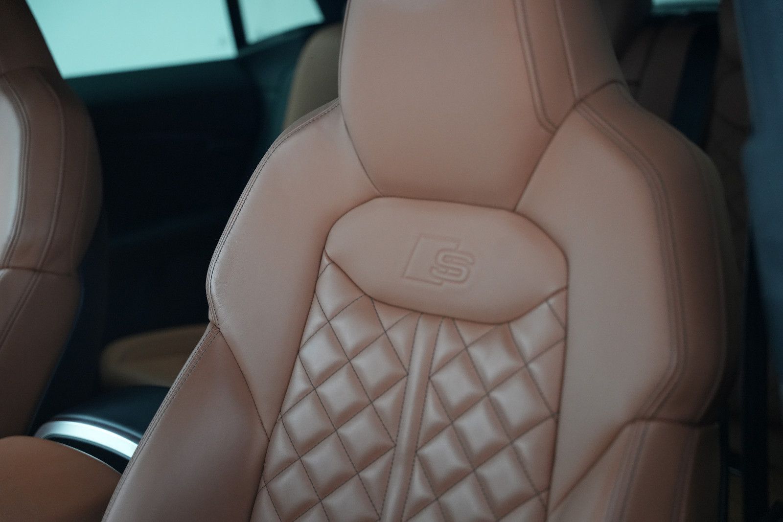 Fahrzeugabbildung Audi SQ8 4.0 TFSI quattro/EXCLUSIVE/ALCANTARA/BLACK