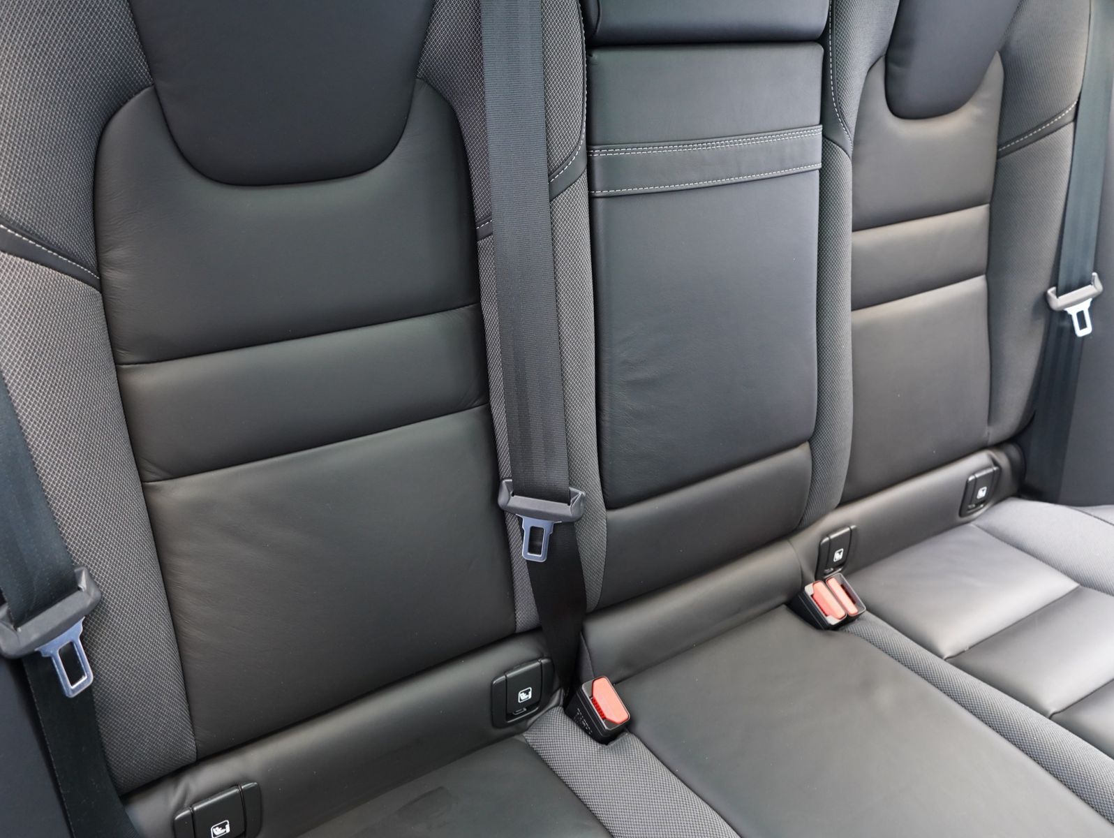 Fahrzeugabbildung Volvo V60 T6 AWD Recharge Plug-In R Design INTELLISAFE