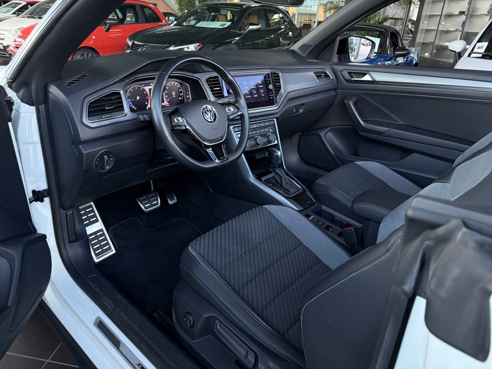 Fahrzeugabbildung Volkswagen T-Roc Cabriolet R-Line Black AHK LED RFK 19"