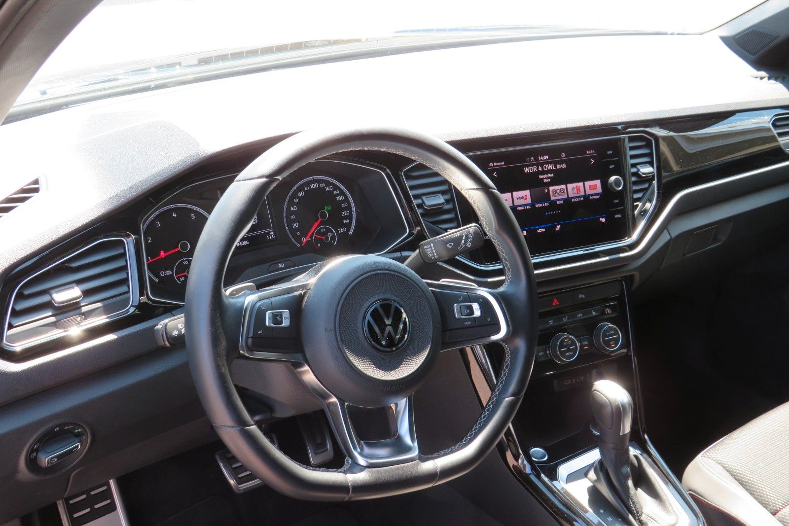 Fahrzeugabbildung Volkswagen T-Roc R-Line Sport DSG LED PDC NAVI 19`BLACK 1.H