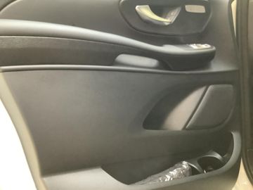 Mercedes V 220 - 10