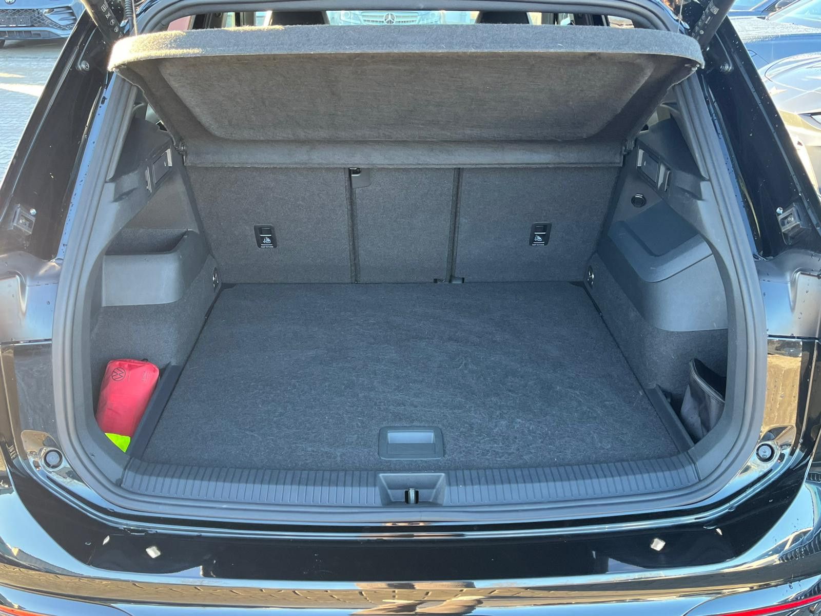 Fahrzeugabbildung Volkswagen Tiguan 2.0 TDI 4M R-Line PANO*H&K*AHK*MATRIX*20"