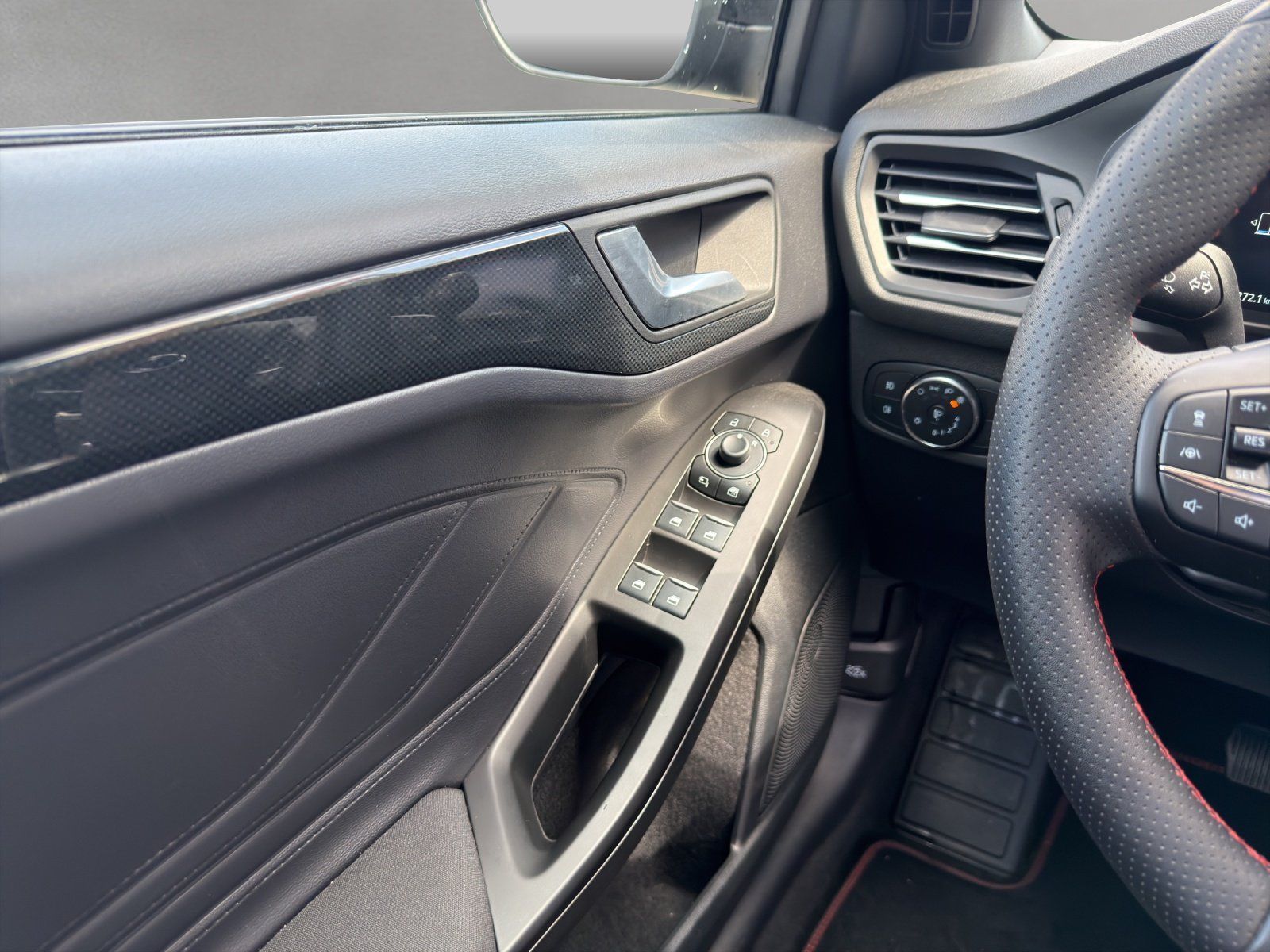 Fahrzeugabbildung Ford Focus 1.5 ST-Line X Aut./LED/ACC/AHK/KAMERA/SHZ