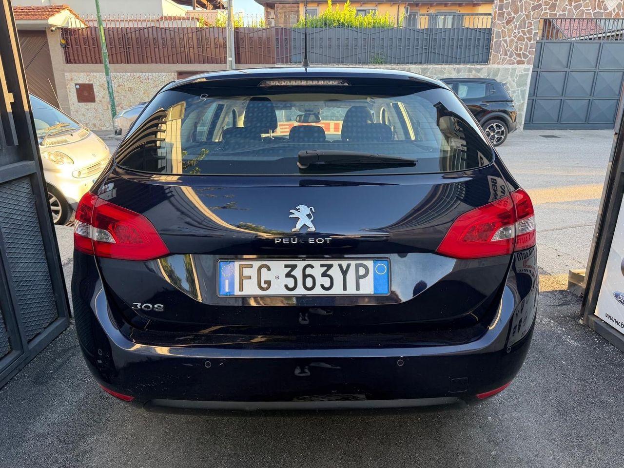 Peugeot 308 2015 — rear view