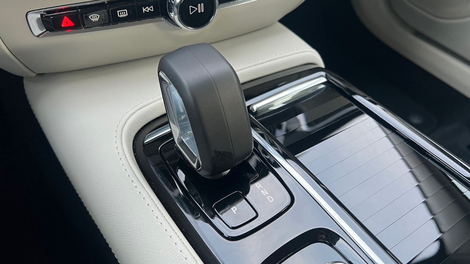 Fahrzeugabbildung Volvo V60 T6 PHEV AWD Essential *Leder*PDC*LHZG*