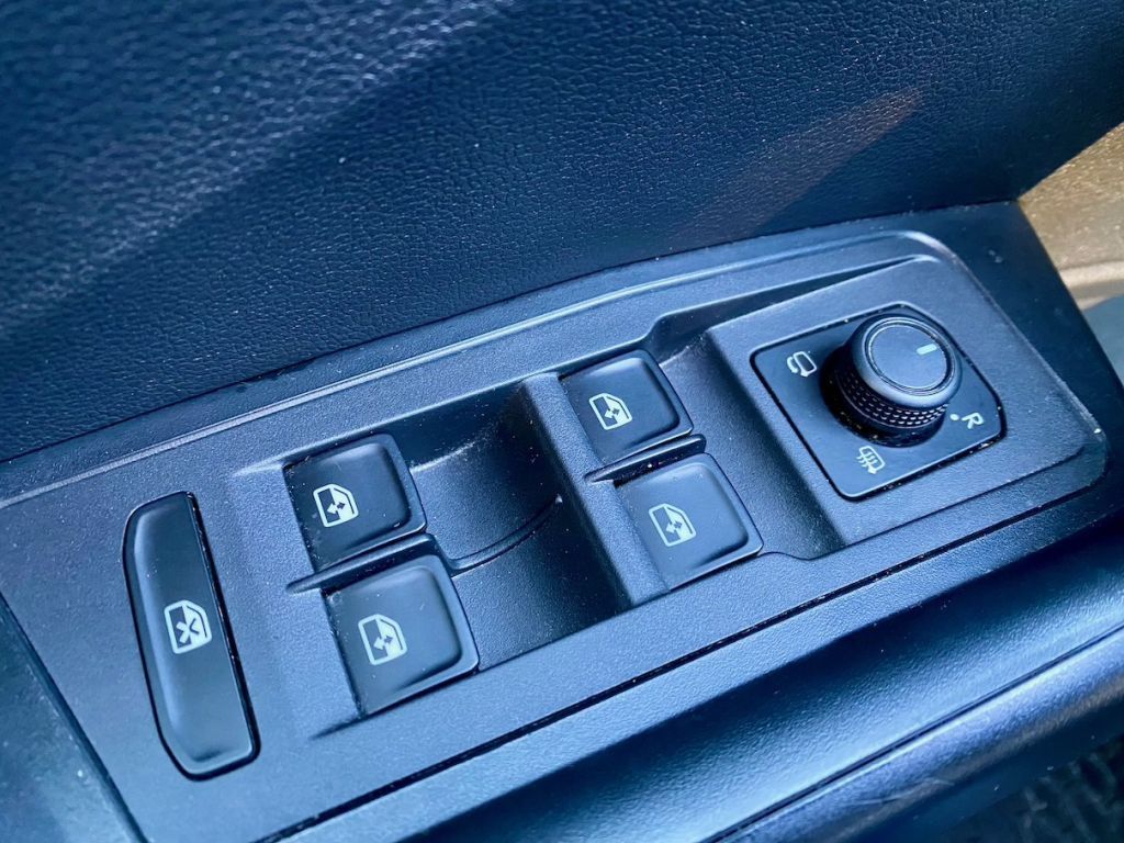 Fahrzeugabbildung Volkswagen T-Roc 1.0 TSI OPF AAC SHZ CARPLAY PDC ALU