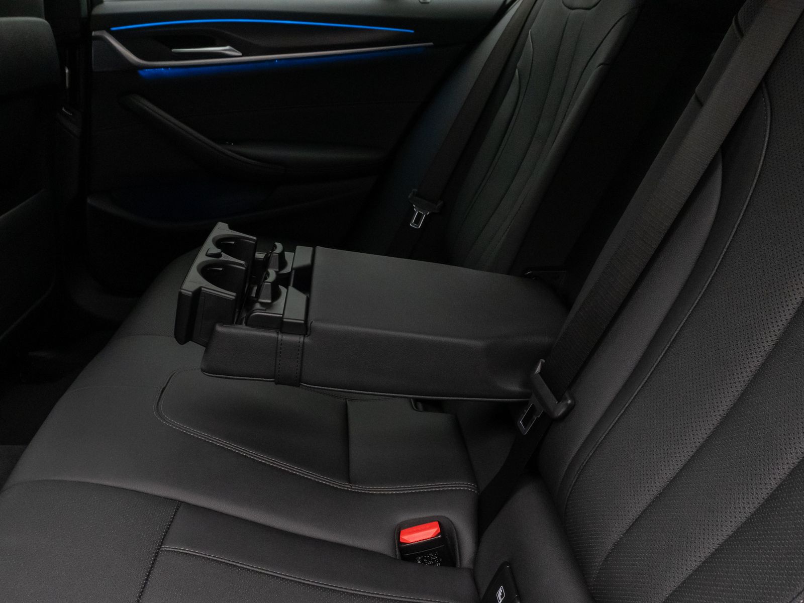 Fahrzeugabbildung BMW 530e xD M Sport Kamera HUD DAB HiFi ACC Komfort