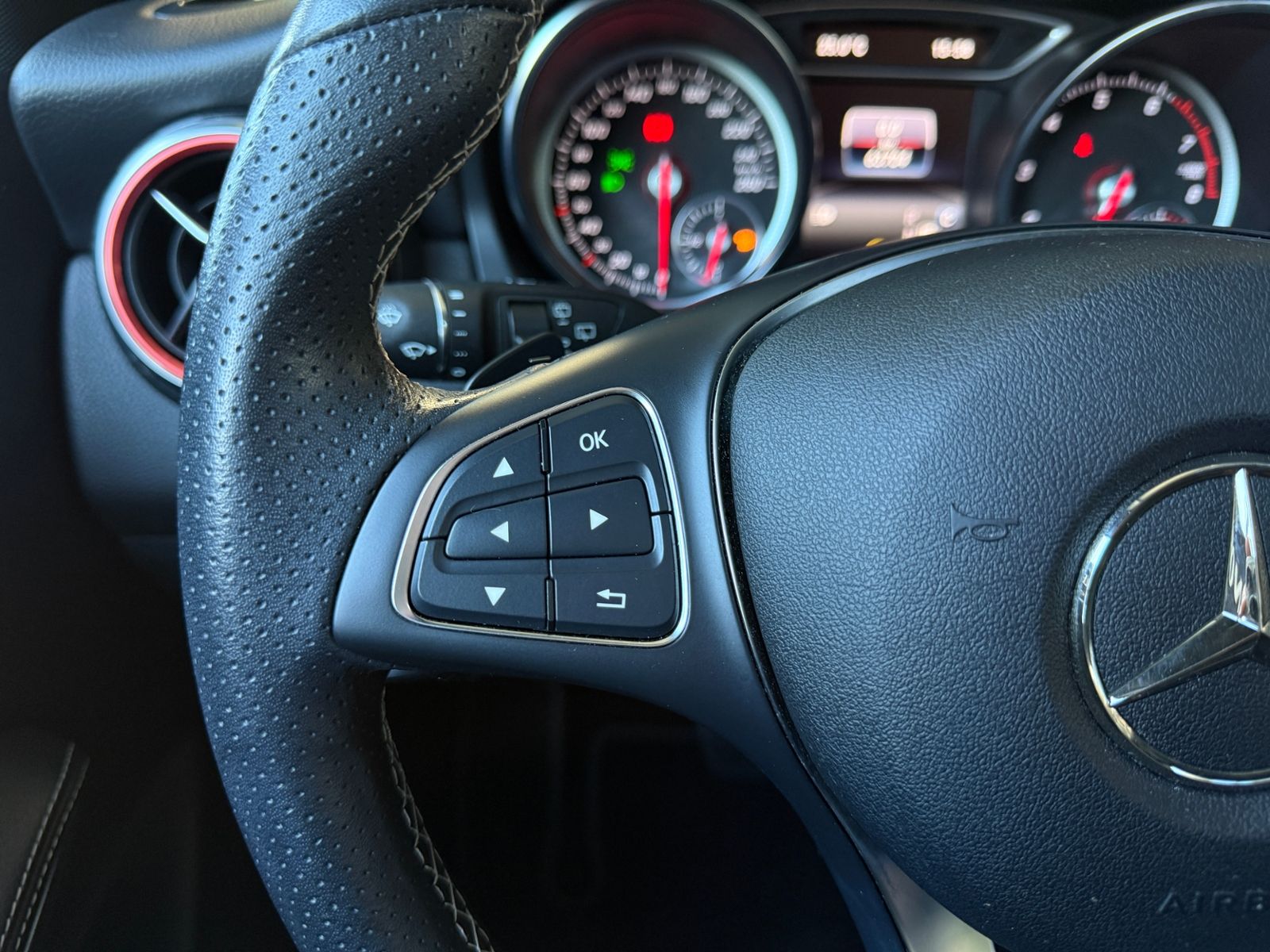 Fahrzeugabbildung Mercedes-Benz GLA 250 4Matic STNDHZ PANO DISTR 360°