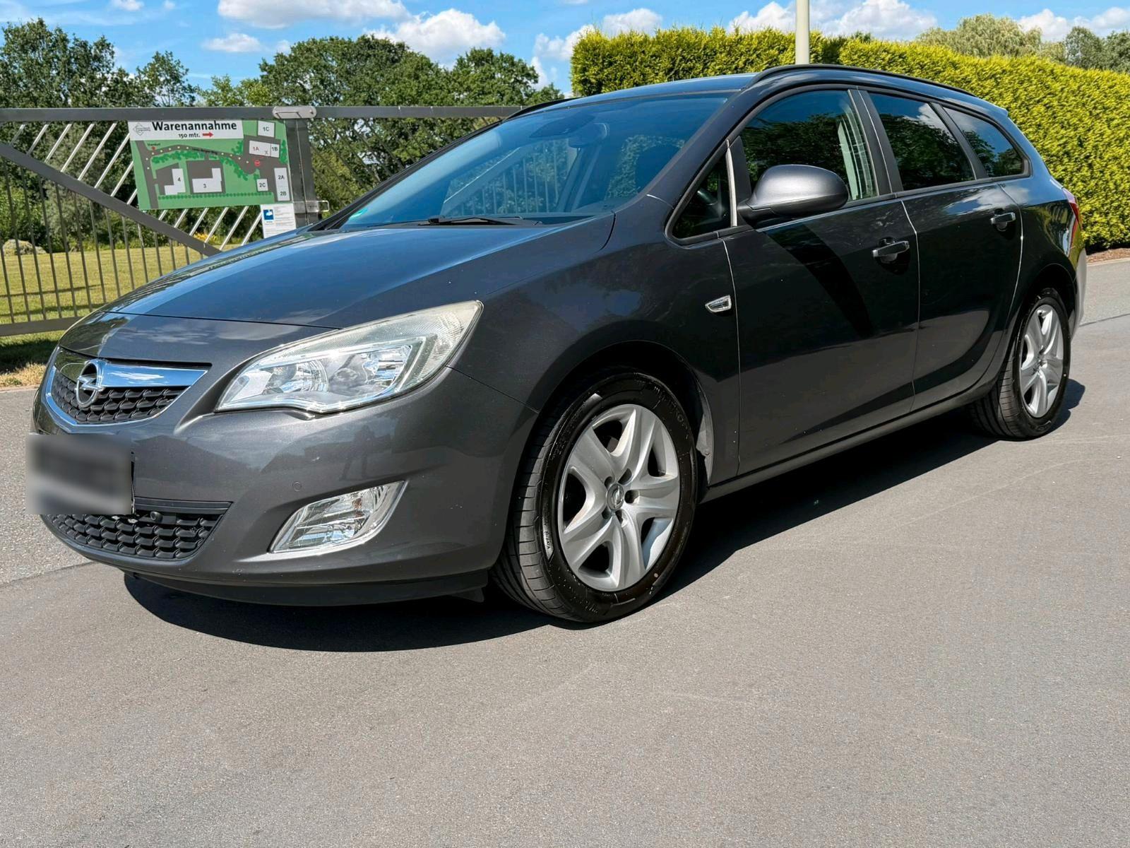 Opel Astra 2011 — rear view