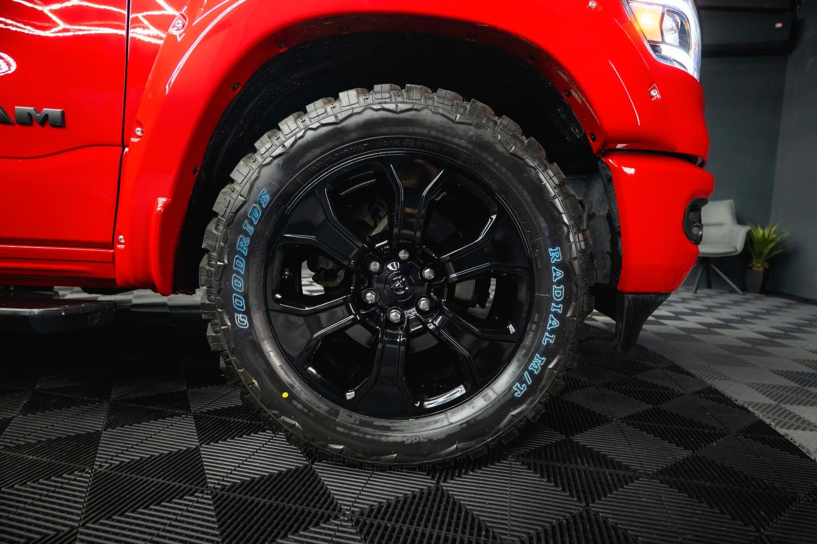 Fahrzeugabbildung Dodge RAM 5.7 V8 HEMI 4x4 OFFROAD Night-Paket *LED*19%