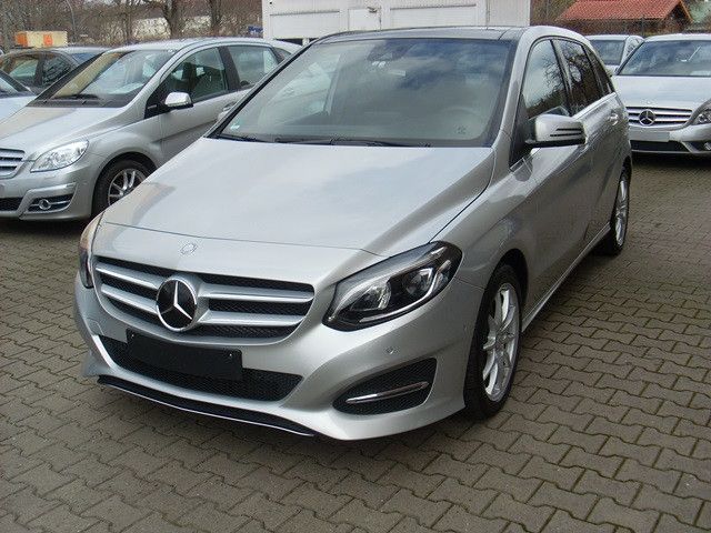MERCEDES-BENZ B 220 d DCT Style / 1. Besitz / Panorama / RK