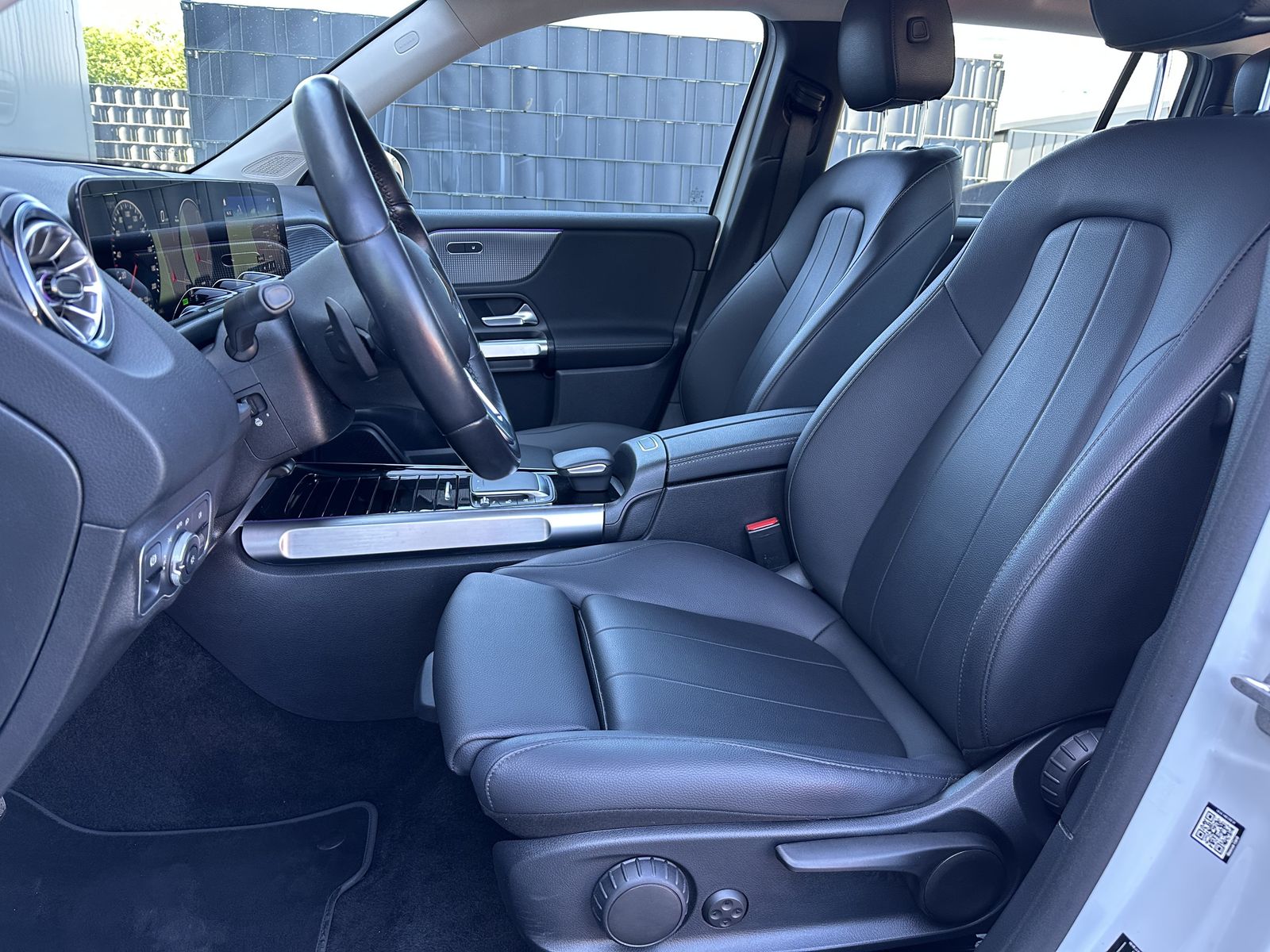 Fahrzeugabbildung Mercedes-Benz EQB 300 Progressive 4Matic NAV+LED+KAMERA+TOTWIN