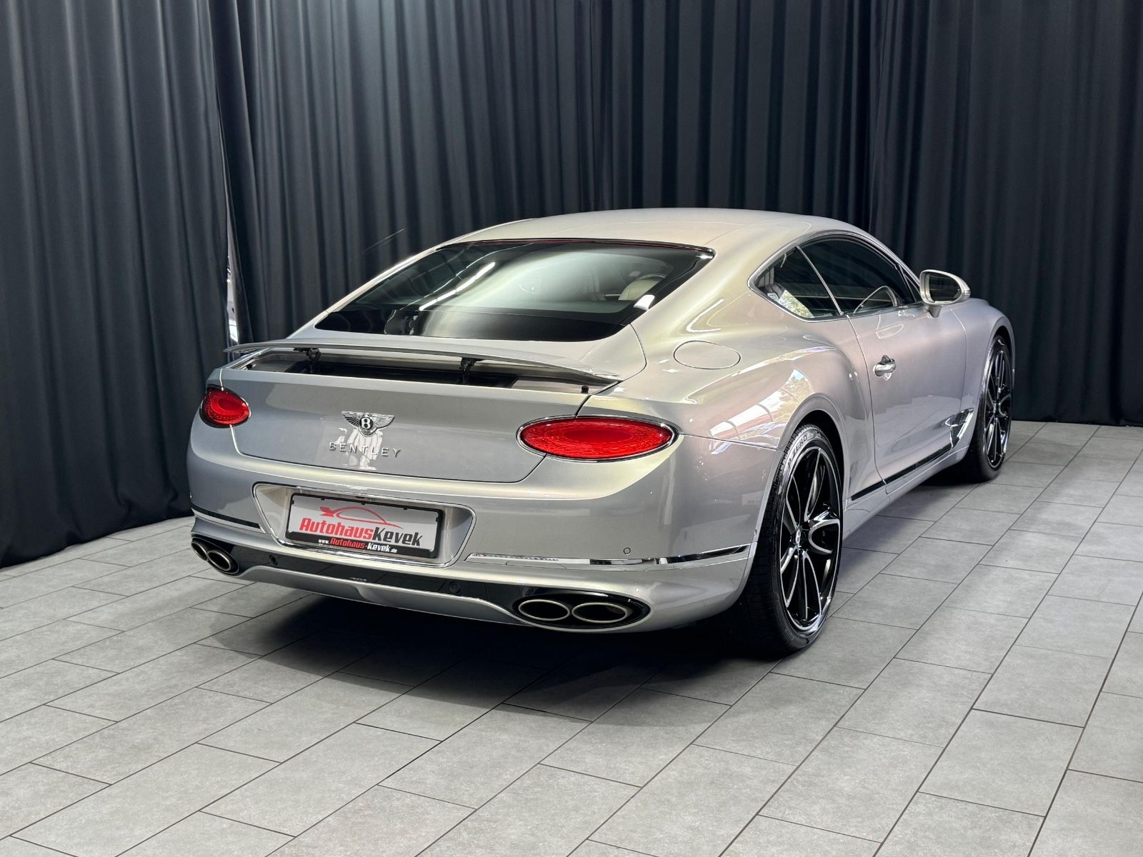 Fahrzeugabbildung Bentley Continental GT 6.0 W12 4WD AKRAPOVIC MASSAGE