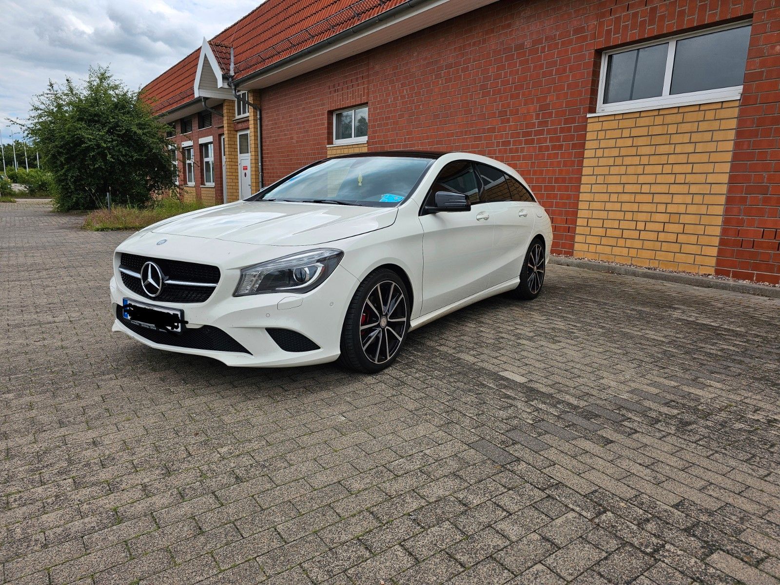 MERCEDES-BENZ CLA 220d Shooting Brake Urban mit Pano, AHK, SH