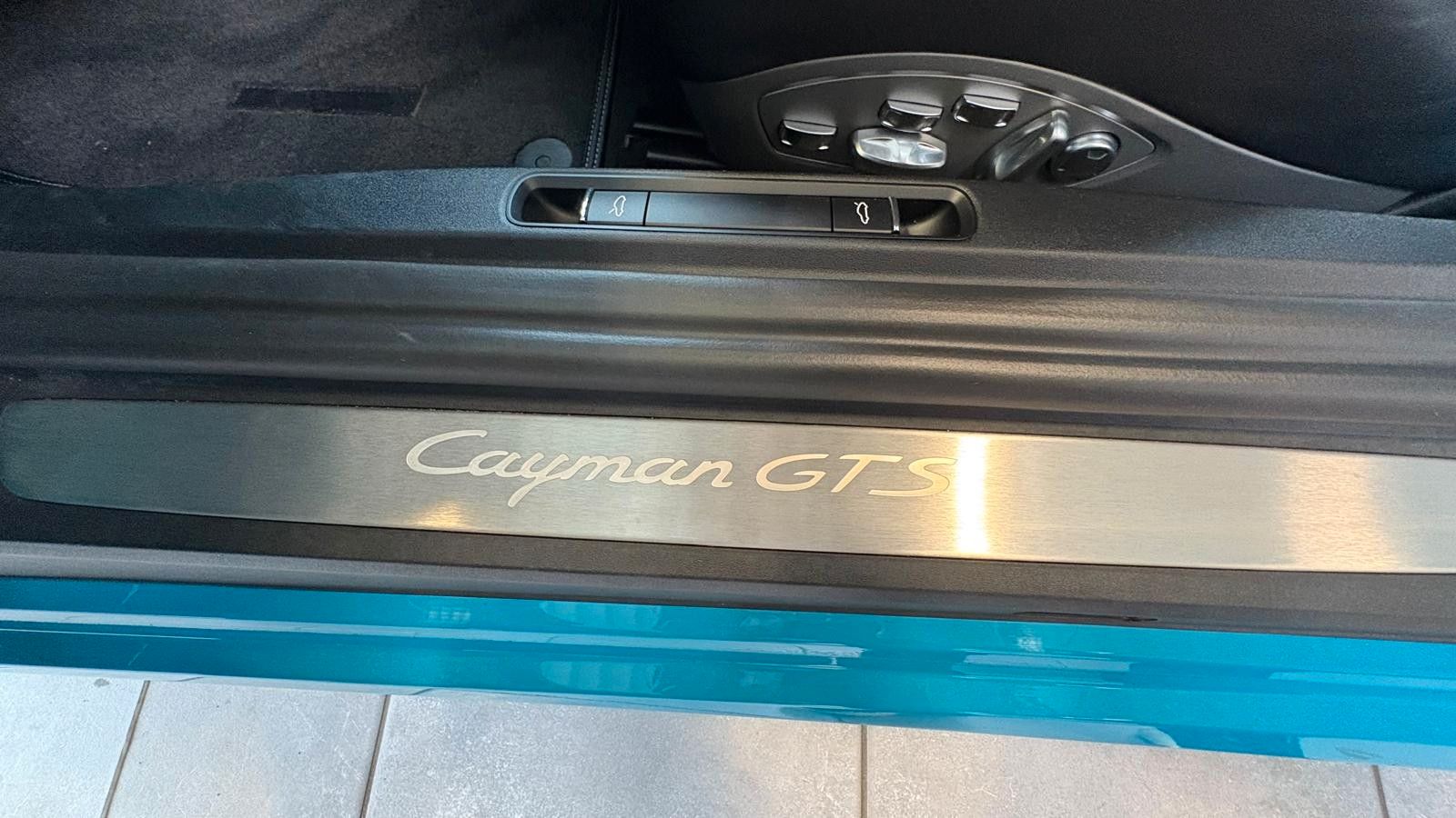 Fahrzeugabbildung Porsche Cayman 718 GTS  18 fach sitze/keramik