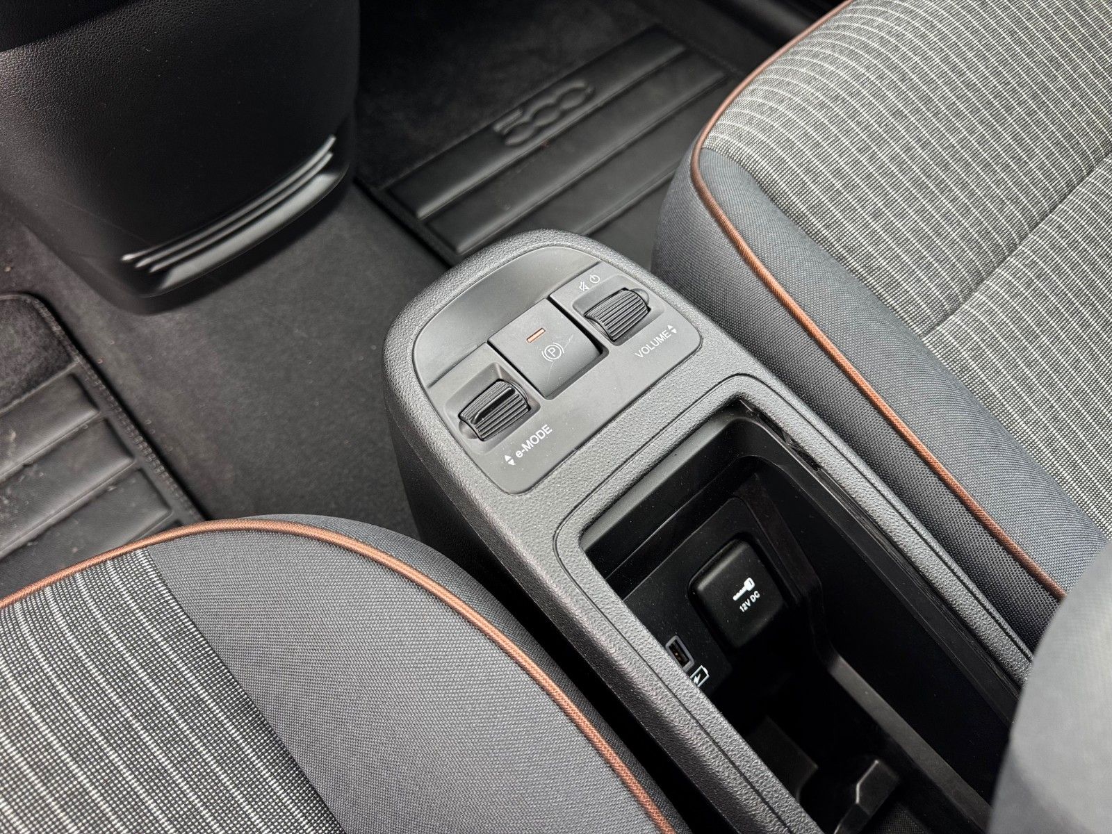 Fahrzeugabbildung Fiat 500e Icon Glasdach Navi Kamera Sitzheizung