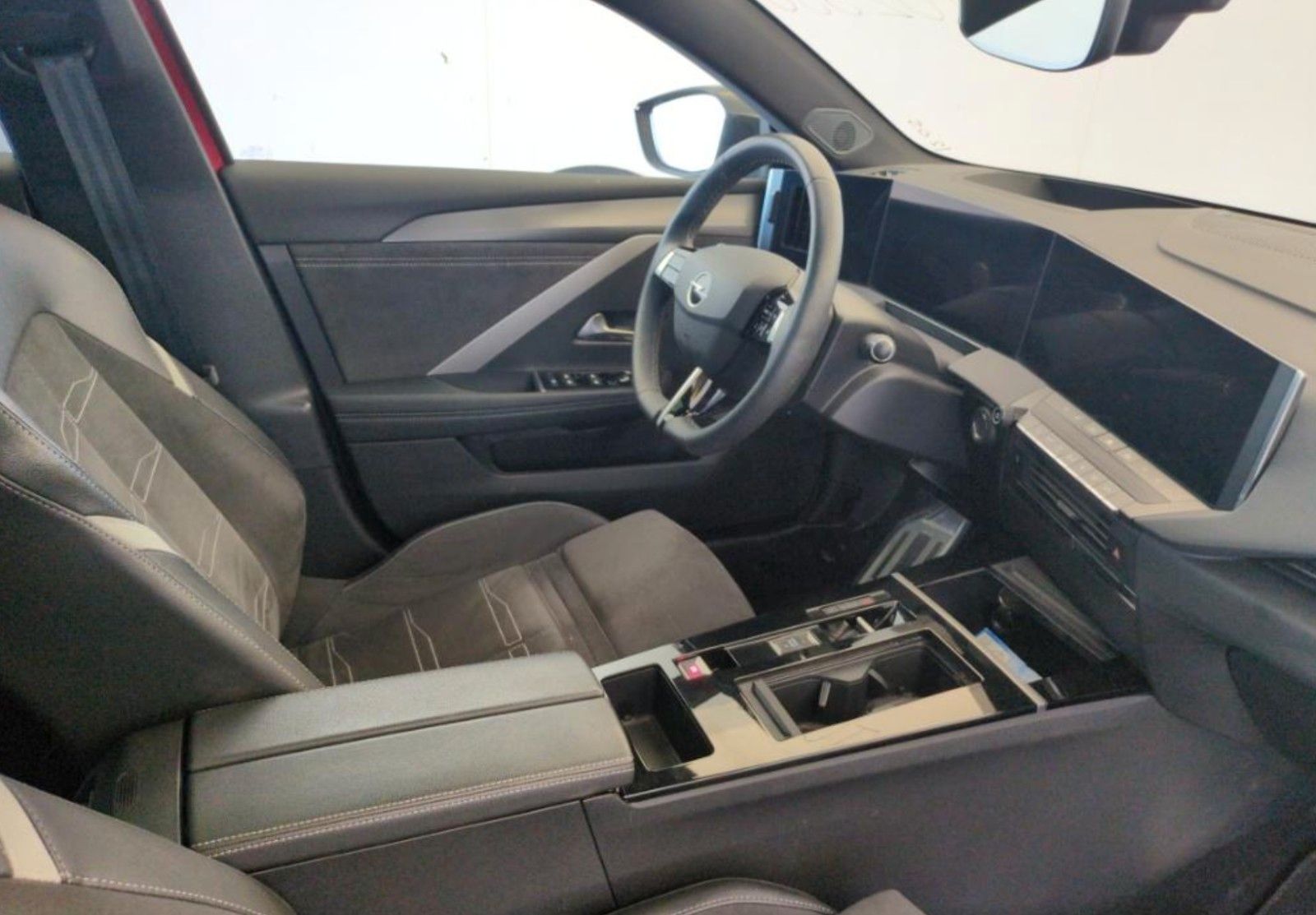 Fahrzeugabbildung Opel Astra L ST 1.2T ULTIMATE NAVI/LED/360° /HUD/SHZ