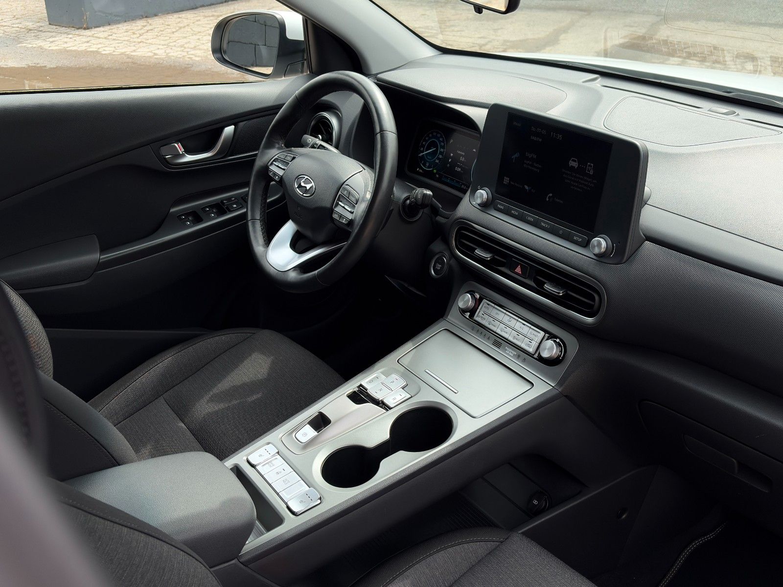 Fahrzeugabbildung Hyundai KONA E Select ACC PDC CAM SHZ LKAS CarPlay