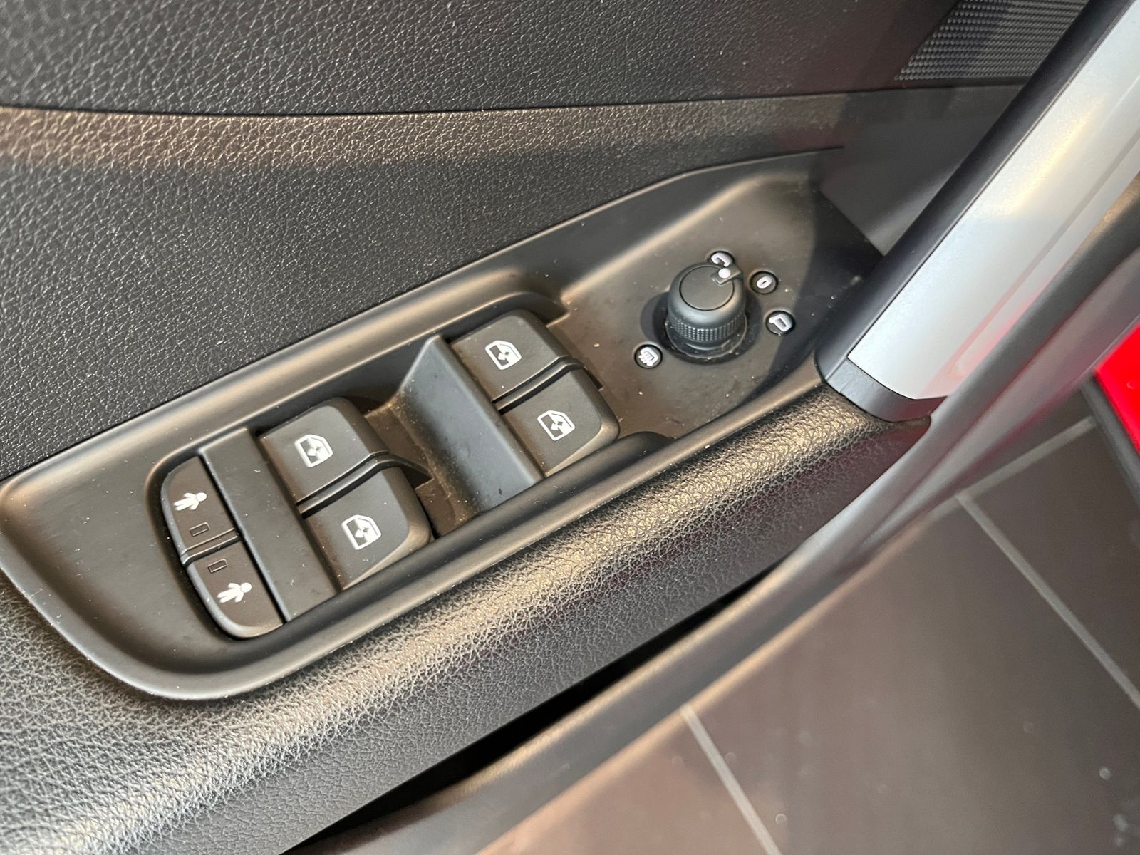 Fahrzeugabbildung Audi Q2 design AHK LED NAV PDC ALU