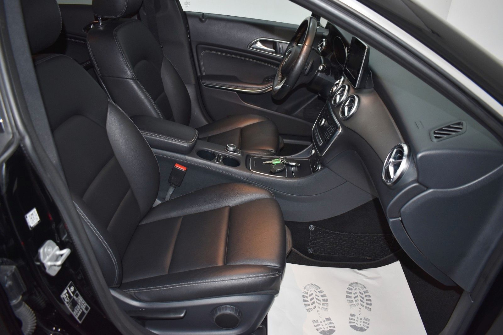 Fahrzeugabbildung Mercedes-Benz CLA 180 SB, Urban Leder,Navi,LED,8fach bereift!