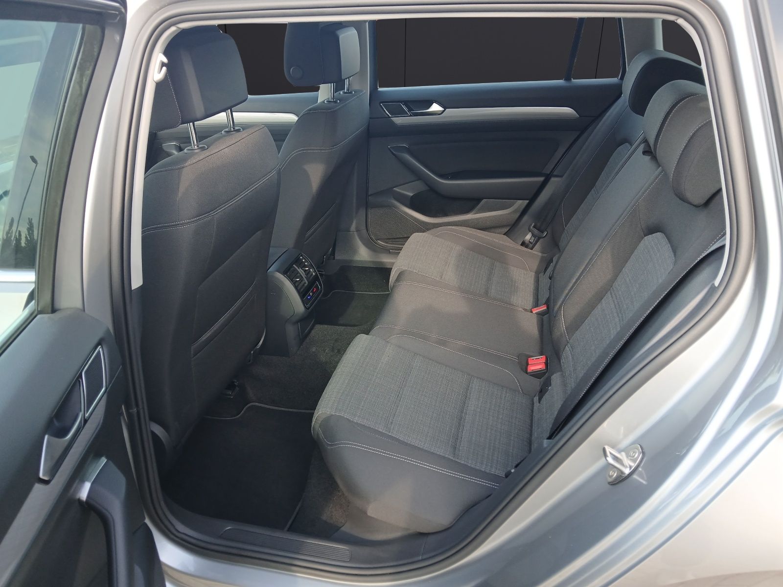 Fahrzeugabbildung Volkswagen Passat Variant TDI Business DSG LED Navi ACC RFK