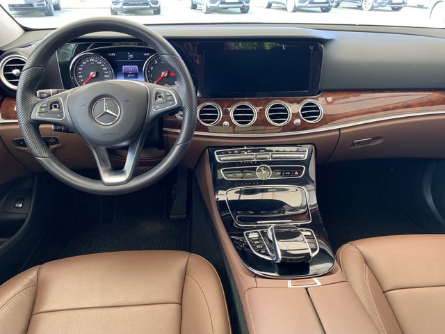 Fahrzeugabbildung Mercedes-Benz E 400 4Matic Avantgarde+Multibeam+Leder+360°+HUD