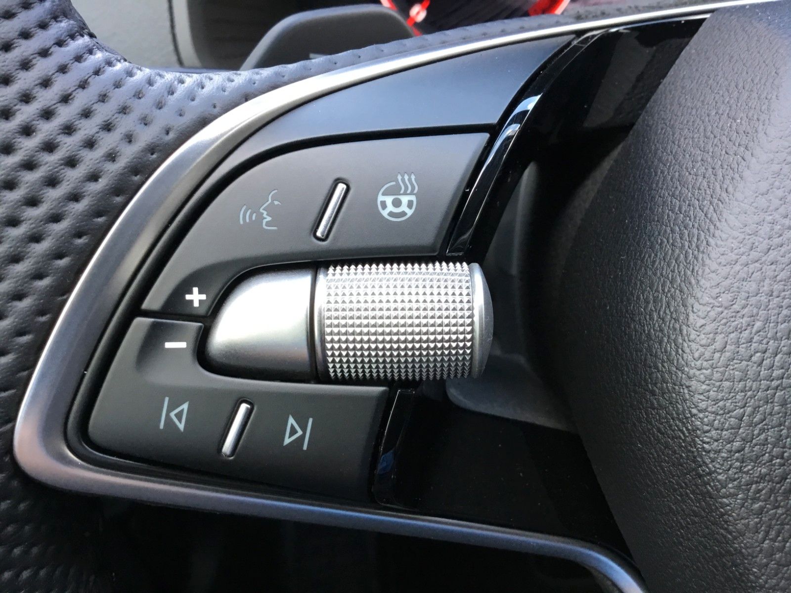 Fahrzeugabbildung SKODA Karoq 2.0l TSI DSG 4x4 Sportline+AHK+Matrix+Pano