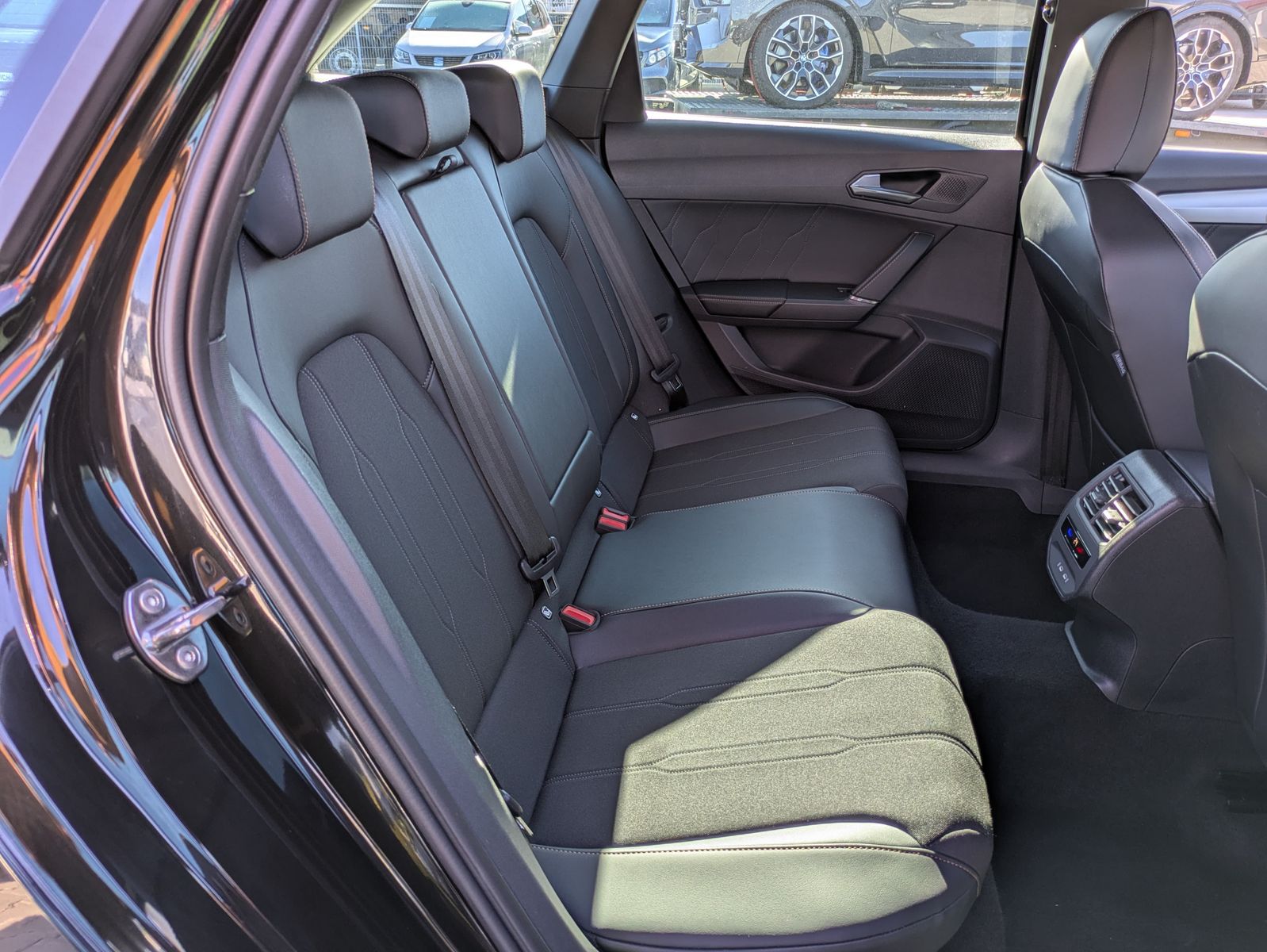 Fahrzeugabbildung CUPRA Leon 1.5 eTSI DSG MATRIX-LED*ACC*APP*KAMERA*18"