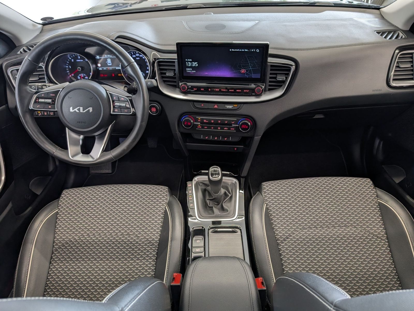 KIA XCeed 1.6D 48V Spirit Xclusive Glasdach – Bild 18