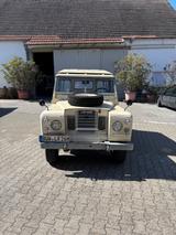 Land Rover Defender - Land Rover Defender mit Benzin-Antrieb: Schwarz