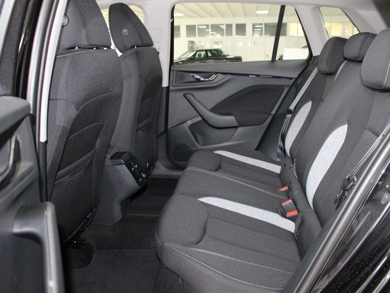 Fahrzeugabbildung SKODA Kamiq 1.0 TSI Selection DSG AHK/RFK/LED