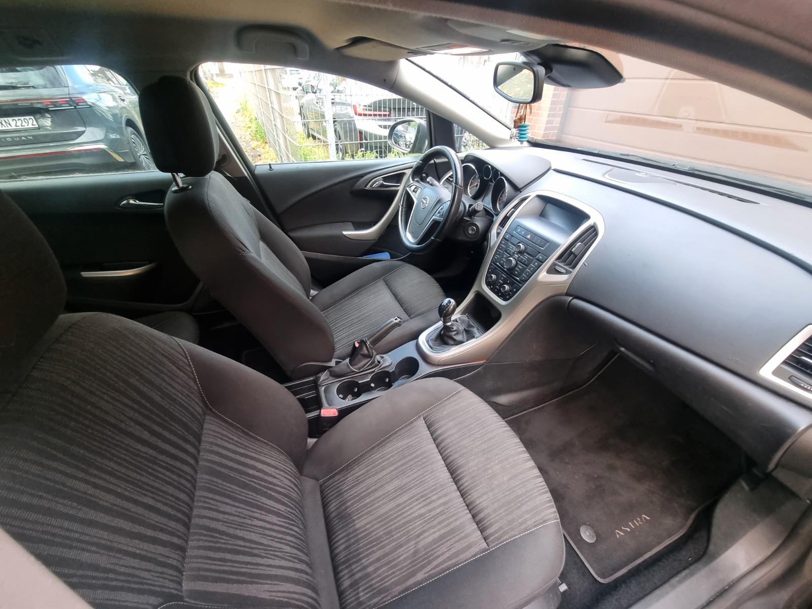 Opel Astra 2012 — photo 10