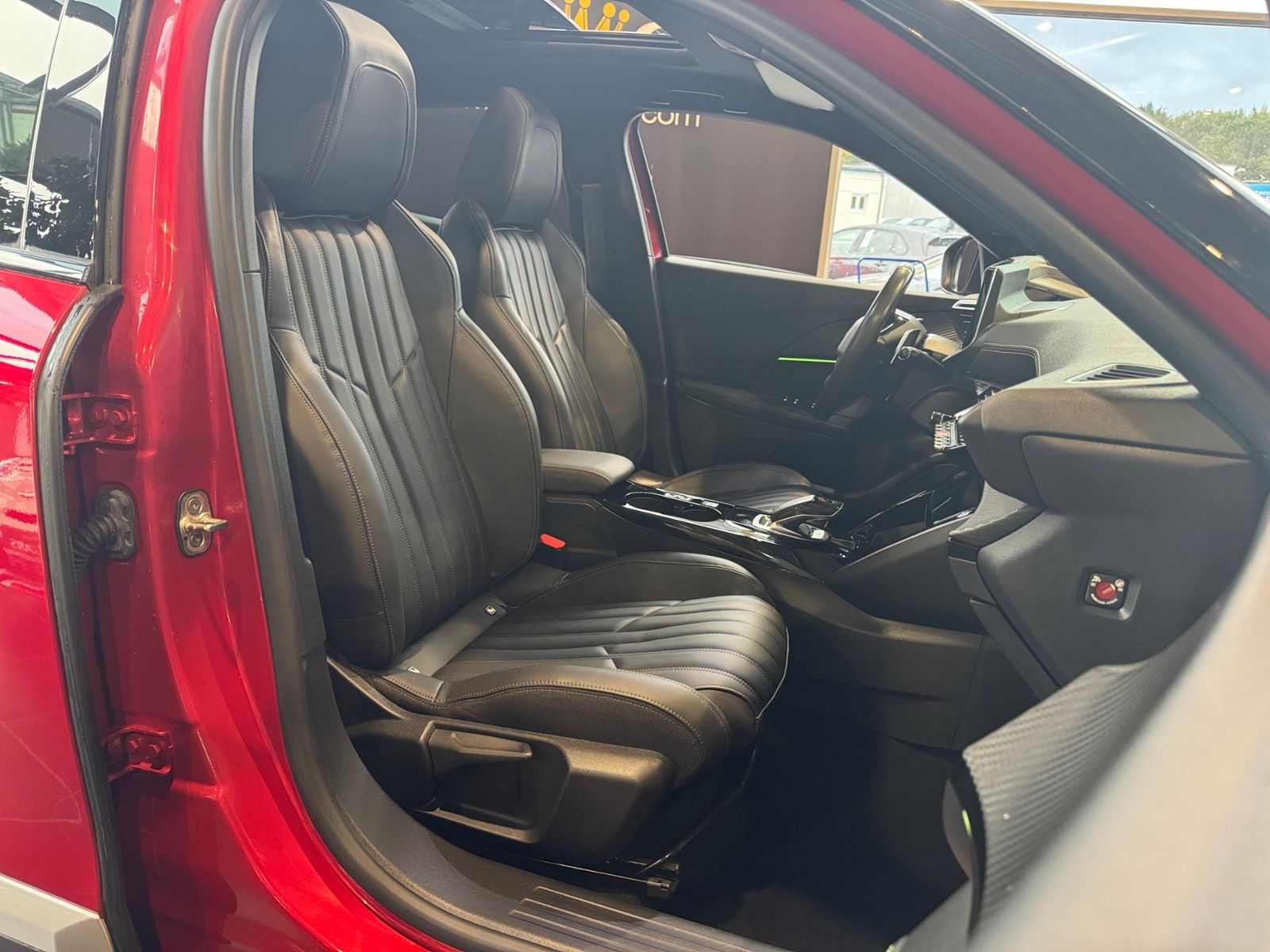 Fahrzeugabbildung Peugeot 2008 GT PANO LED NAVI ALU