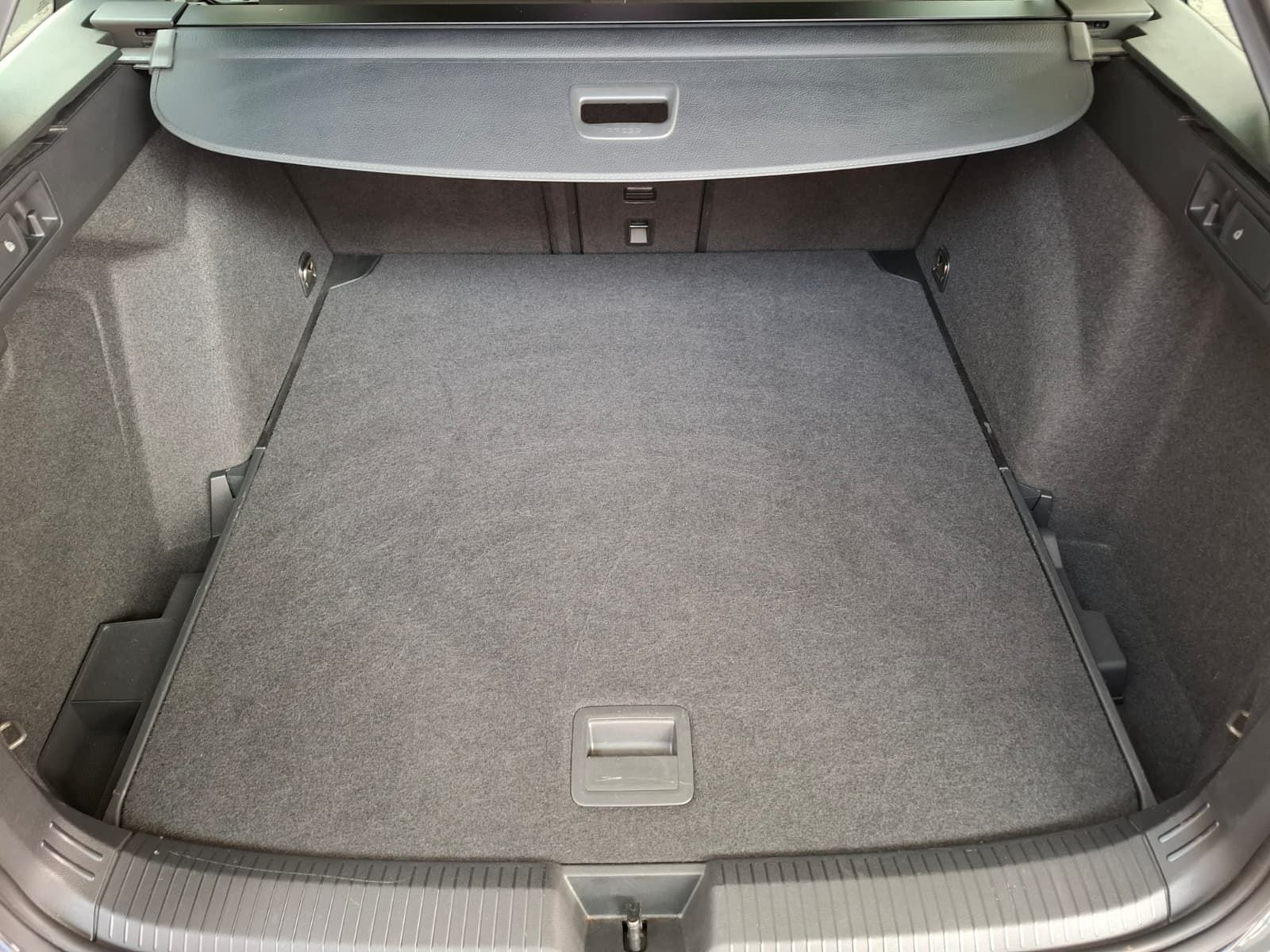 Fahrzeugabbildung Volkswagen Golf VIII Var. R-Line 1.5 eTSI DSG +ACC+Navi+LED