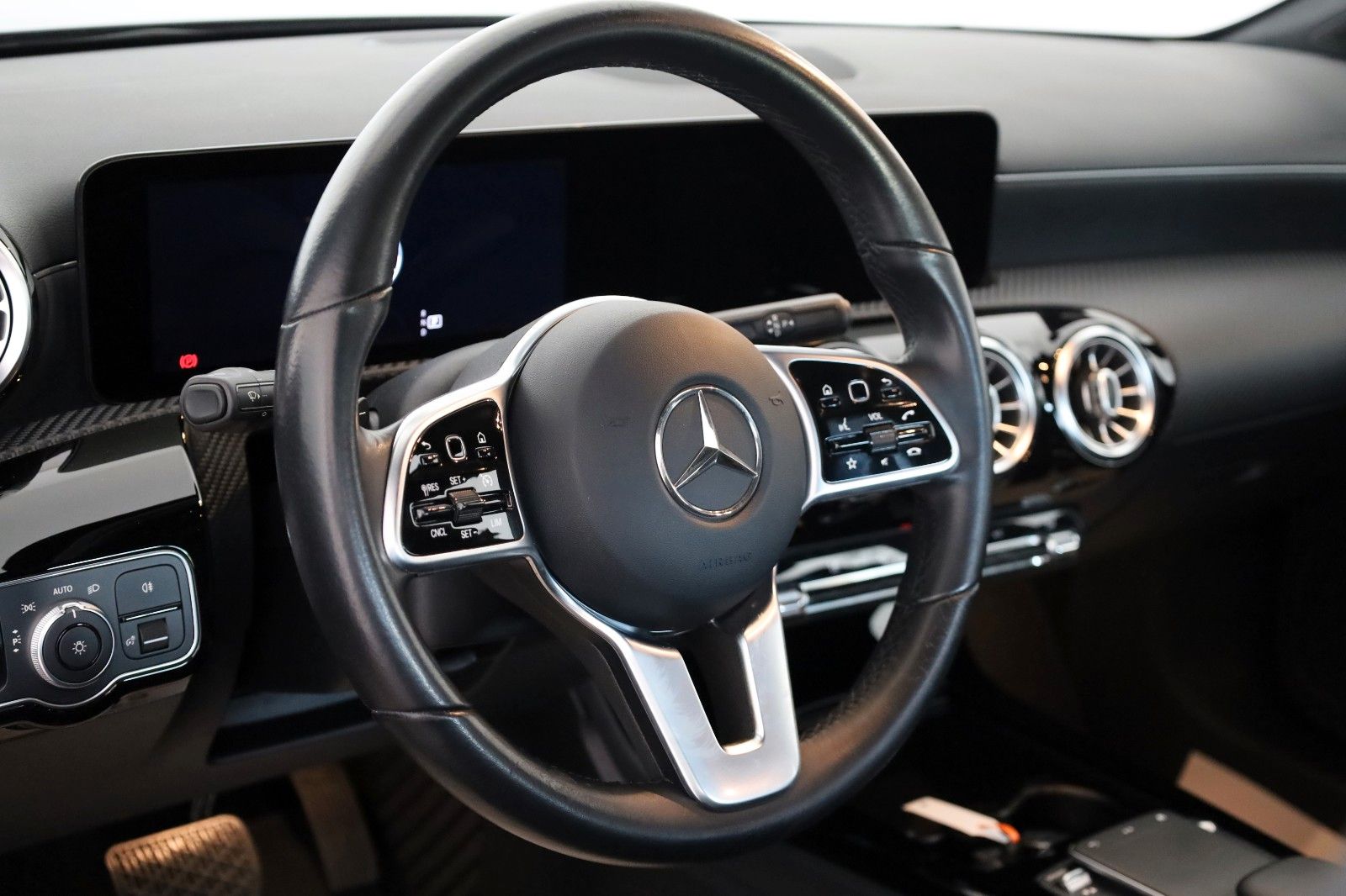 Fahrzeugabbildung Mercedes-Benz CLA 200d Coupé Navi,LED,Kamera,Park-Paket,Apple