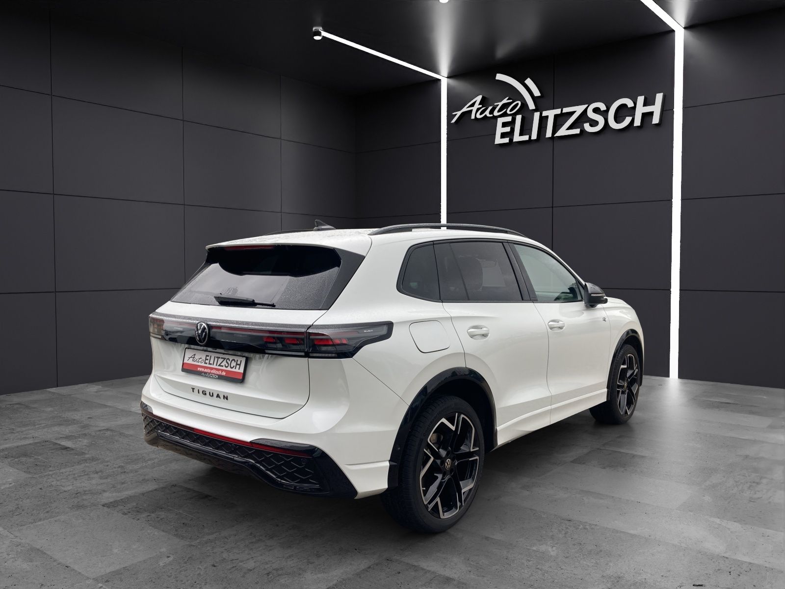 Fahrzeugabbildung Volkswagen Tiguan TDI R-Line 4M DSG MATRIX AHK PANO ACC