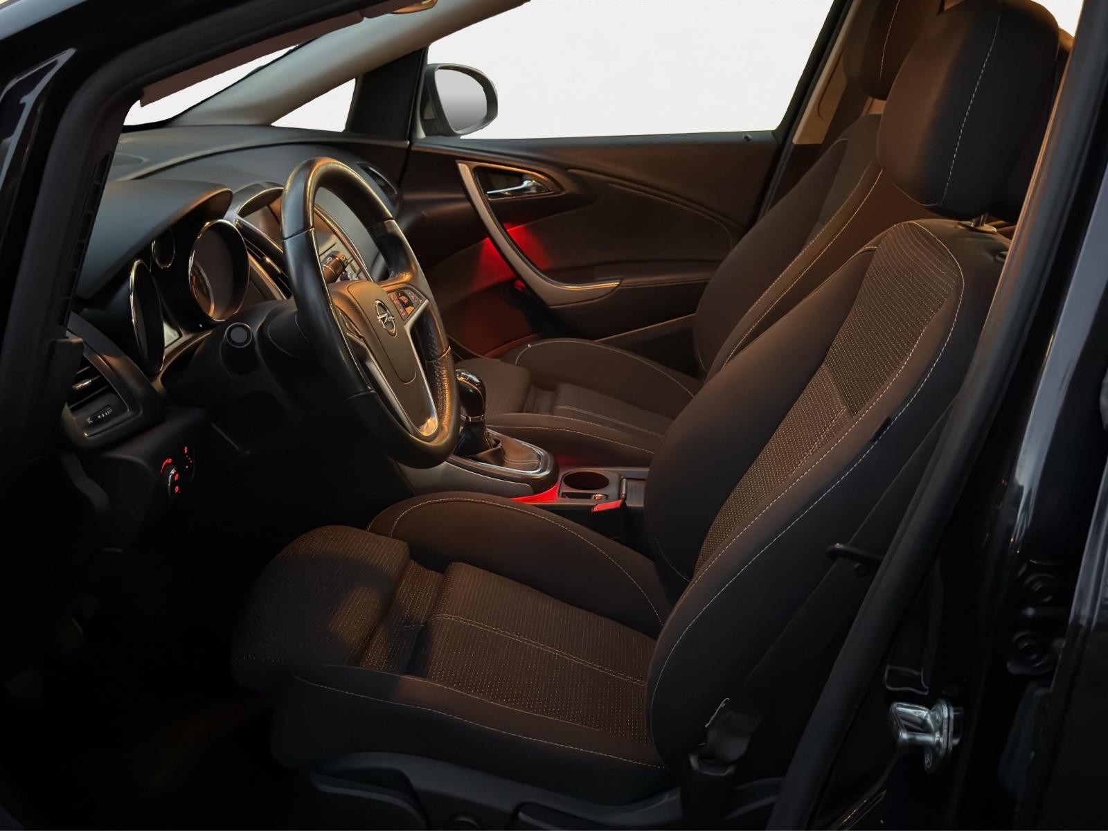 Opel Astra 2011 — photo 10