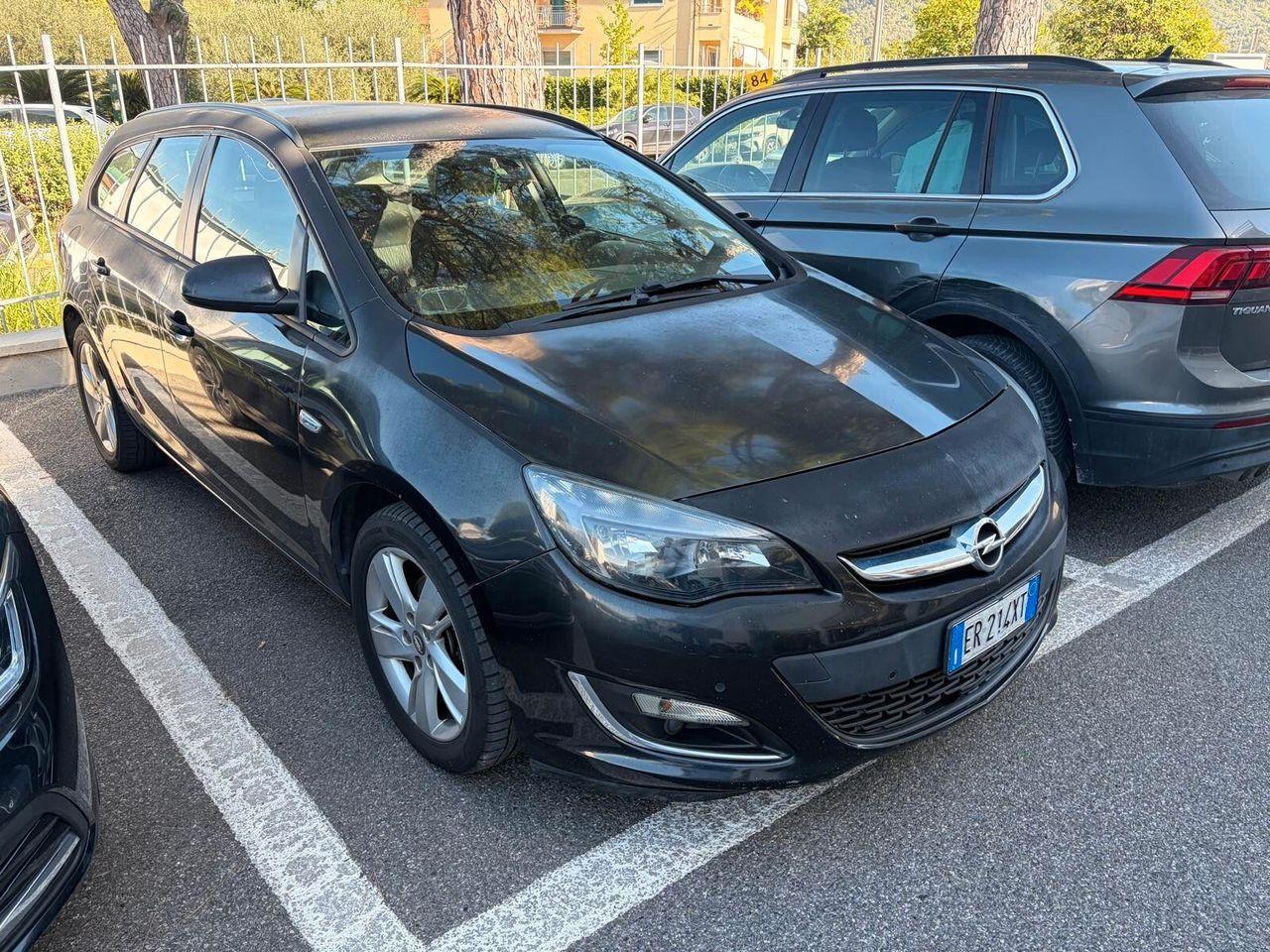 Opel Astra 2013 — вигляд ззаду