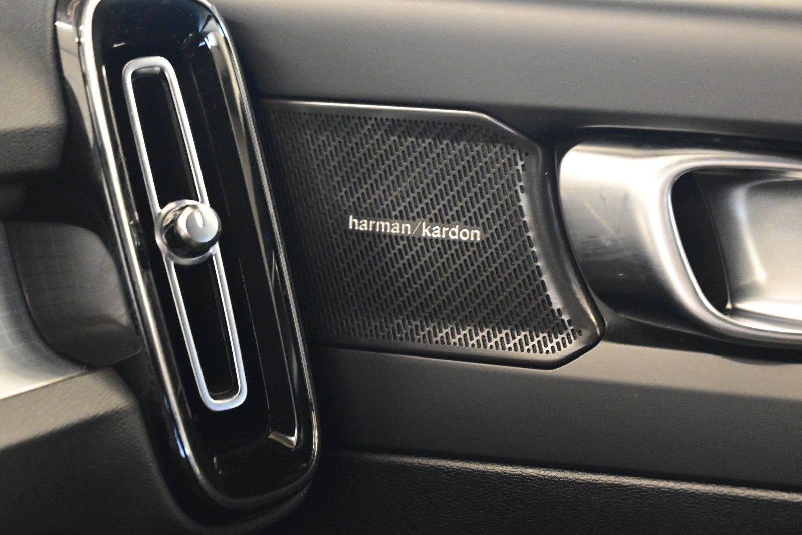 Fahrzeugabbildung Volvo XC40 B3 DKG Plus Black Edition*STDHZG*360°*ACC*
