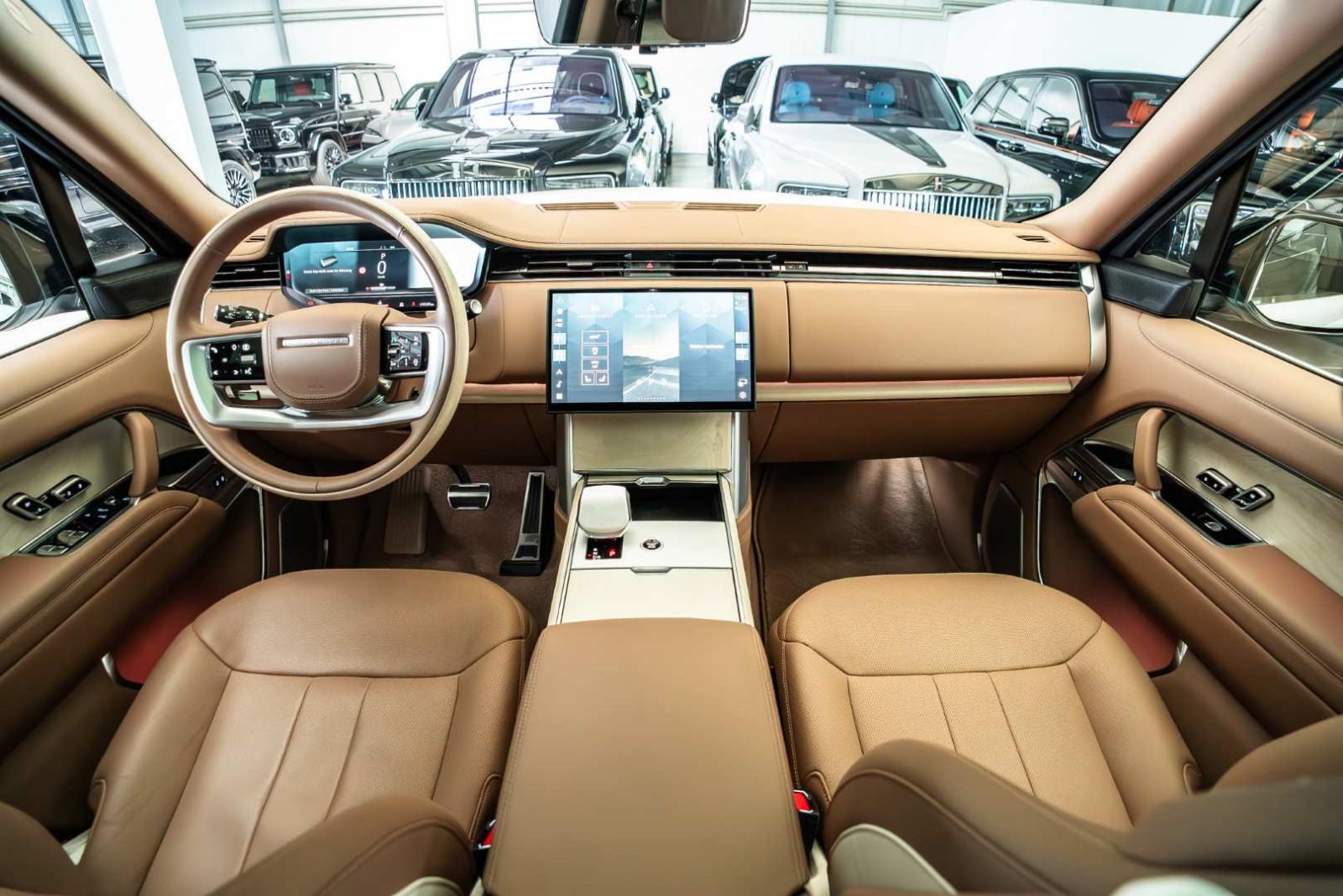 Land Rover Range Rover P615 LWB SV / SV Bespoke / Rear TV