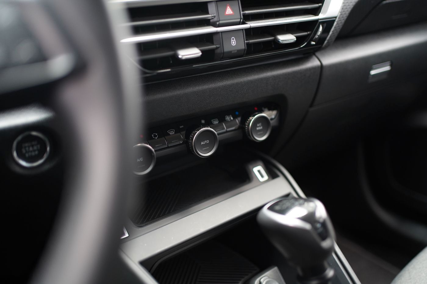 Fahrzeugabbildung Citroën C4 PureTech 130 Shine Kälte Paket Navi DAB Klima