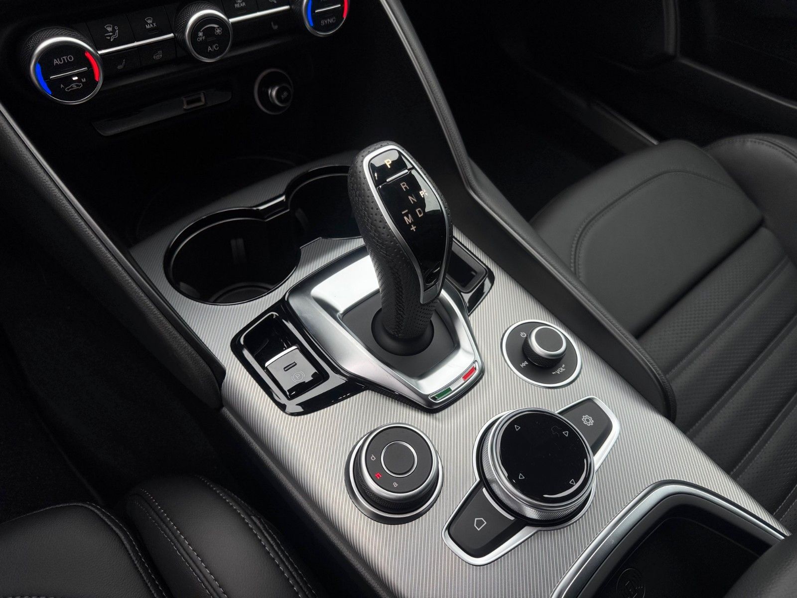 Fahrzeugabbildung Alfa Romeo Giulia 2.0 Veloce AT8-Q4 MEMORY LEDER NAVI KAMER