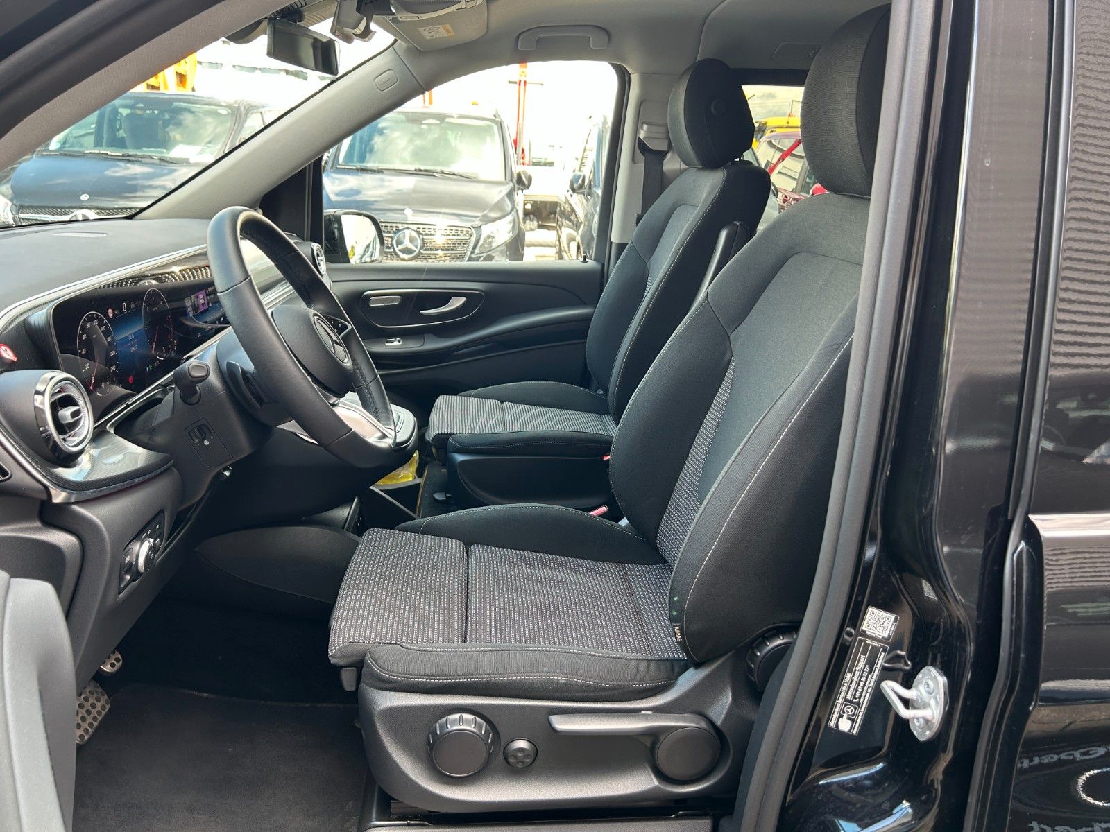 Fahrzeugabbildung Mercedes-Benz V 220 d STYLE AHK2,5to DISTRONIC 360 MULTIBEAM
