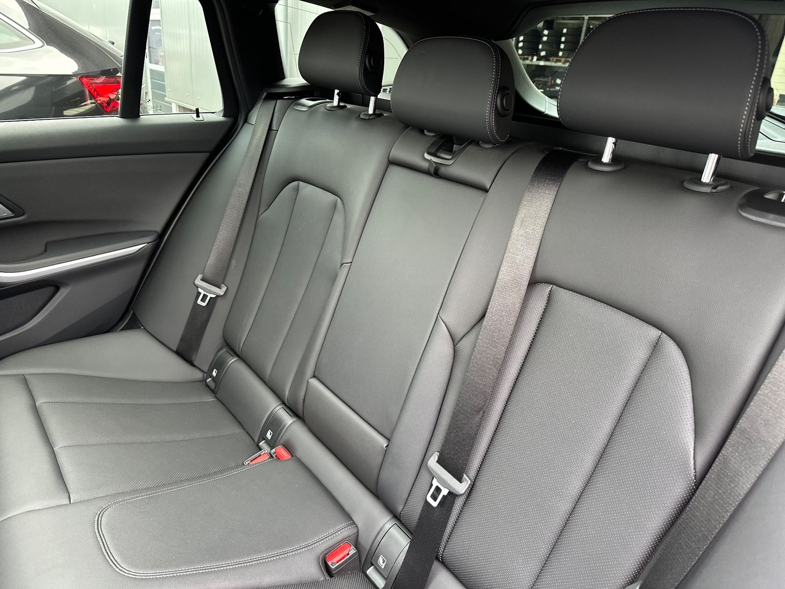 Fahrzeugabbildung BMW 320 i Touring M-Sport NAV+LED+PANO+SHZ+KAM+DAB