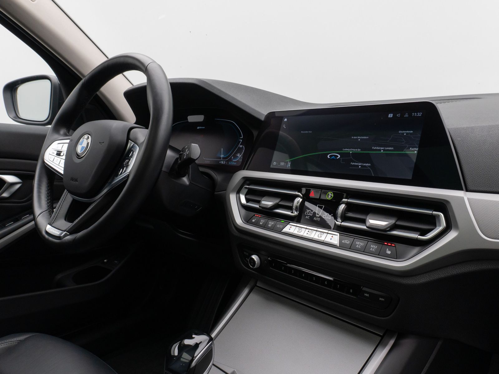 Fahrzeugabbildung BMW 330e Panorama 360° Laser HUD DAB HiFi AHK ACC