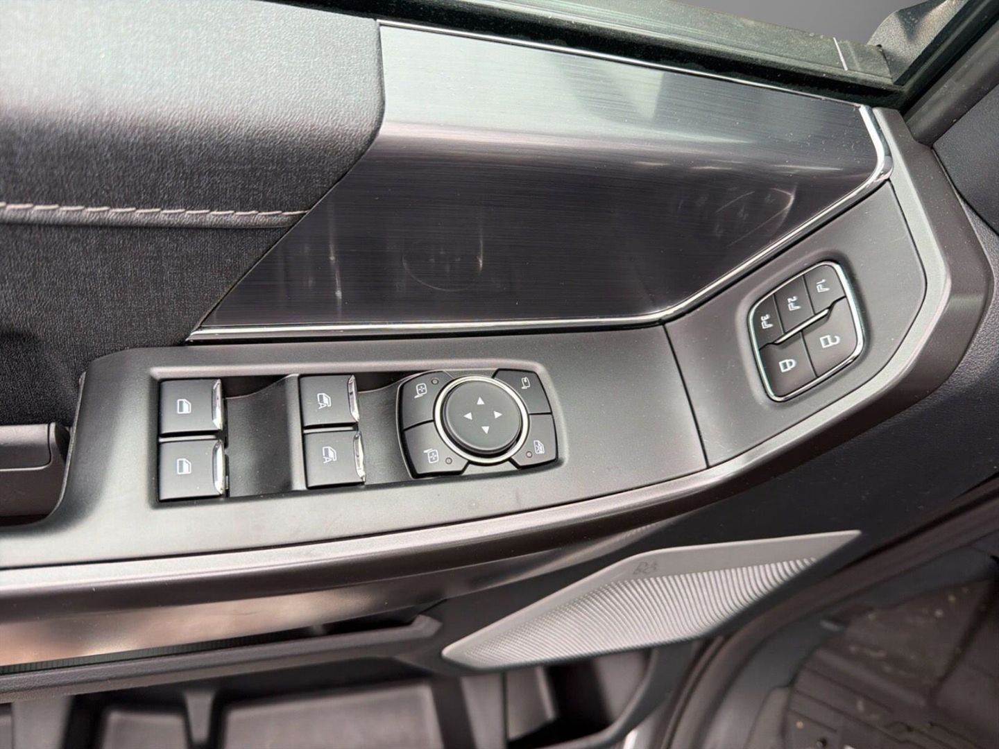 Fahrzeugabbildung Ford F 150 Lariat Black MY25 5,0-V8 4x4 SuperCrew-Vol