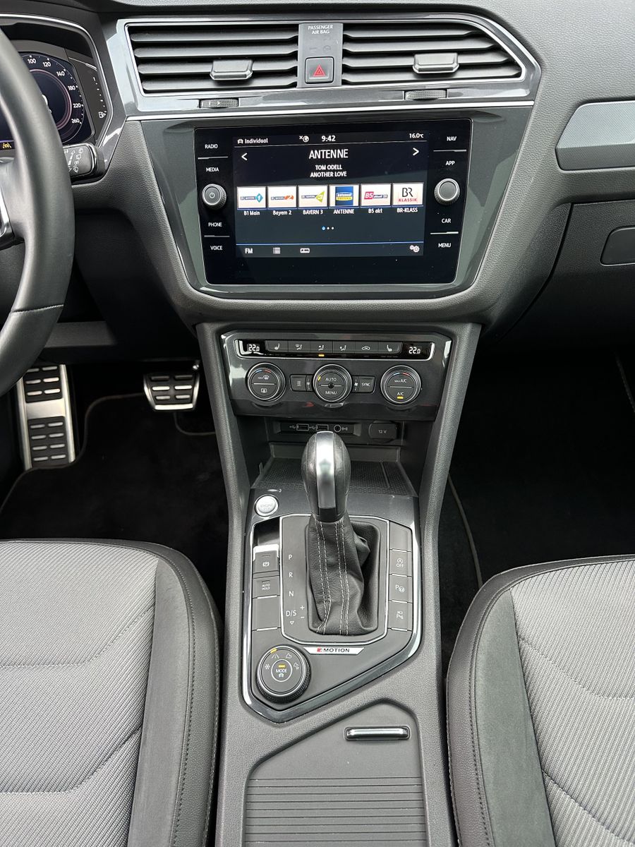 Fahrzeugabbildung Volkswagen Tiguan Allspace 2.0 TDI 4M R-Line NAV+LED+PANO