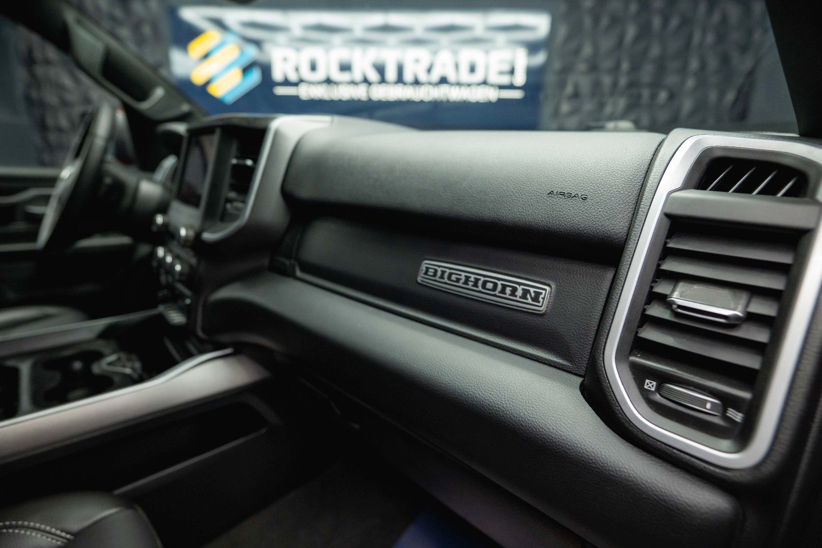 Fahrzeugabbildung Dodge RAM 5.7 V8 HEMI 4x4 OFFROAD Night-Paket *LED*19%