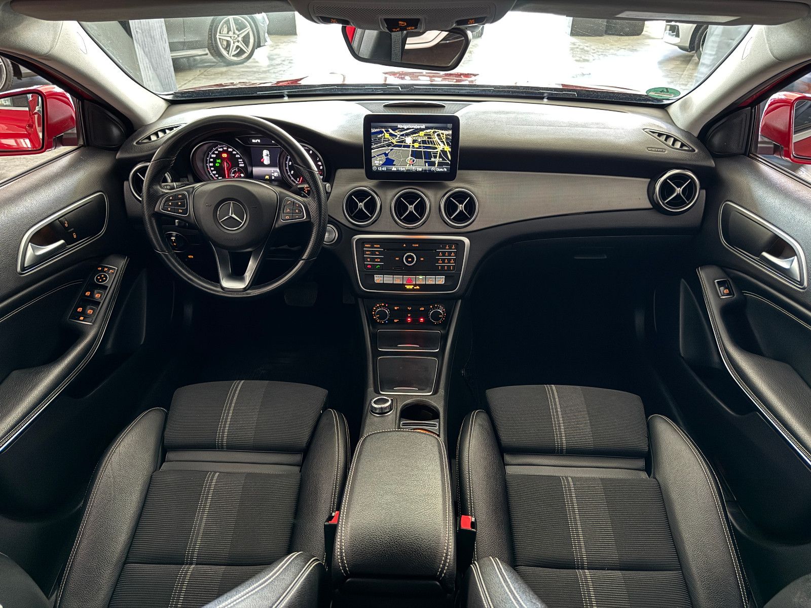 Fahrzeugabbildung Mercedes-Benz GLA 200 7G-DCT SPORTPAKET URBAN NAVI LED KAMERA