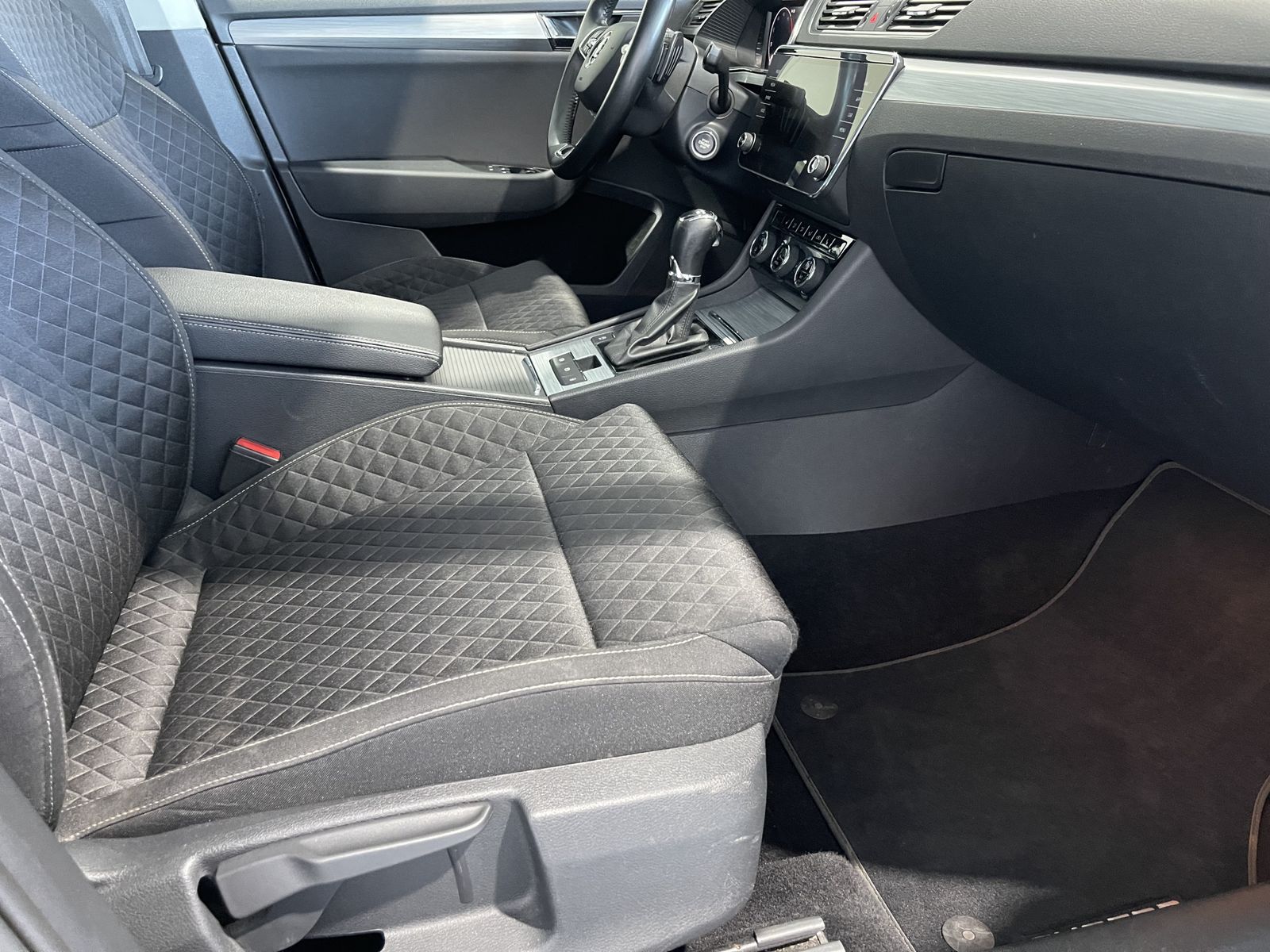 Fahrzeugabbildung SKODA Superb Ambition 2.0 TDI*AHK*LED*Cam*Navi*
